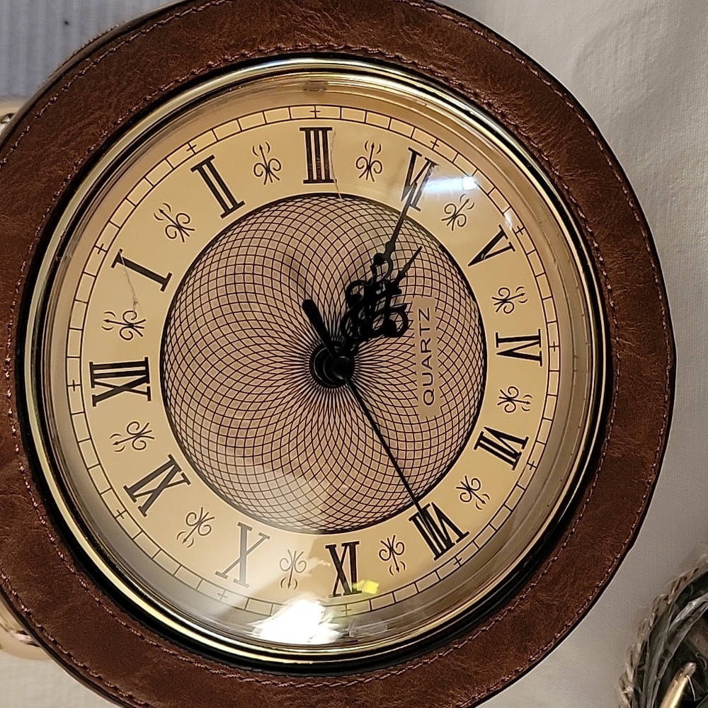 novelty clock-shaped‎ handbag that features a real, working quartz clock face. - Picture 2 of 7